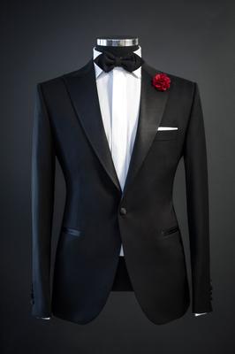 Tuxedo đen phối nẹp túi trắng nổi bật