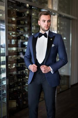 Tuxedo xanh than cho chàng trẻ trung