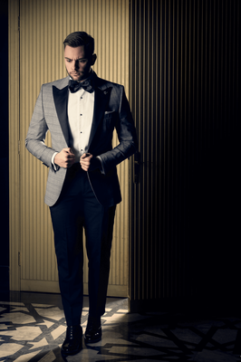 Tuxedo xám sọc ngang hiện đại