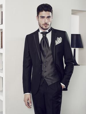 Bộ Tuxedo đen ve cổ phối bóng