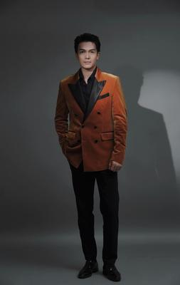 Áo blazer nhung phối ve cổ đen bóng