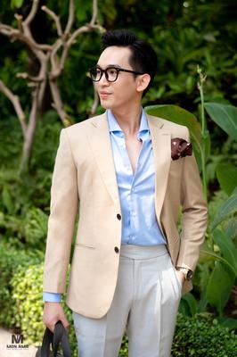 Áo blazer màu be trẻ trung