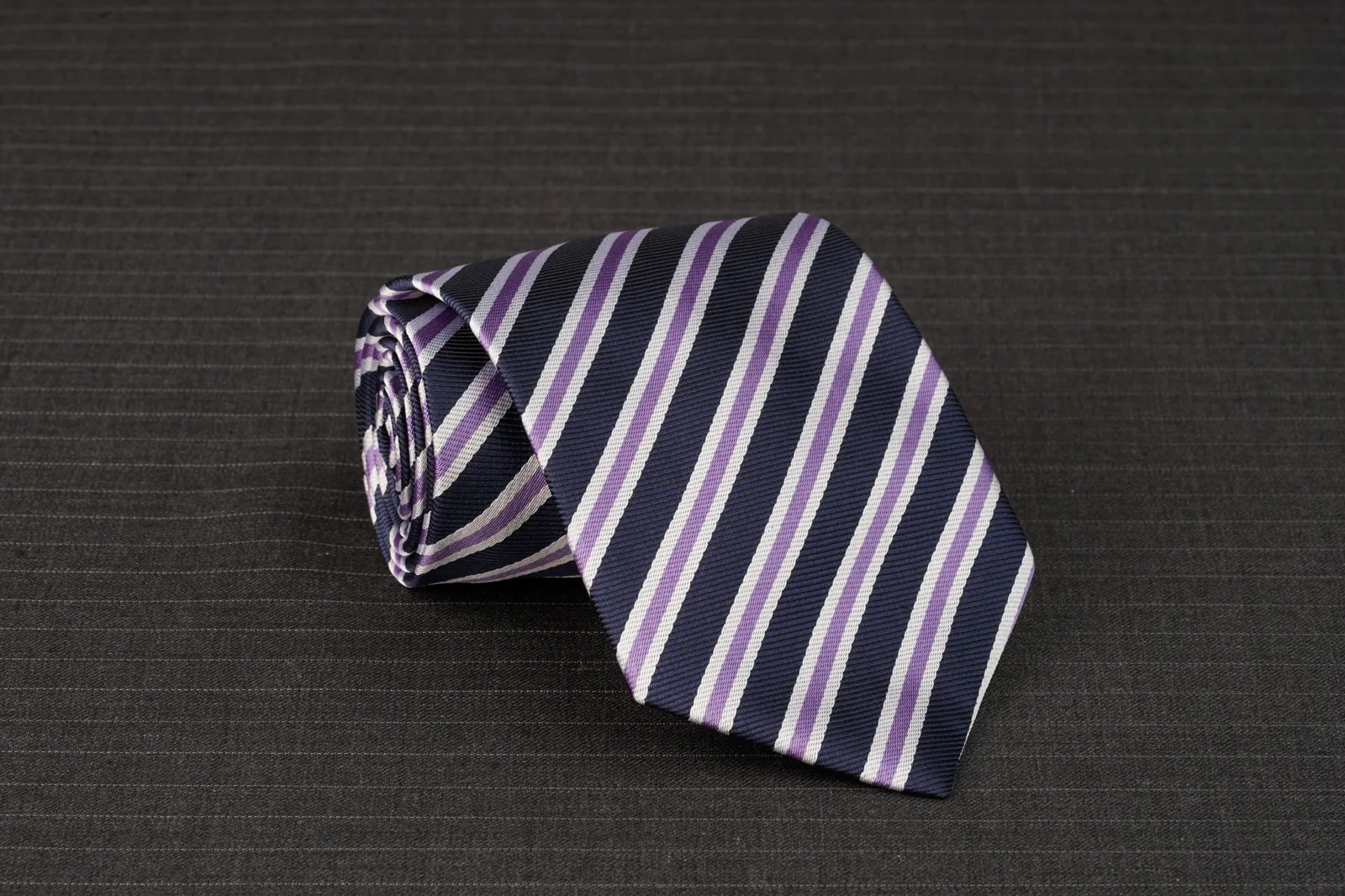Cà vạt navy sọc chéo bản to tím lilac trắng