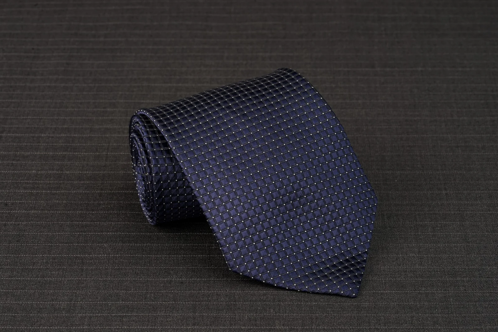 Cà vạt xanh navy đậm kẻ ô caro chấm trắng nhỏ
