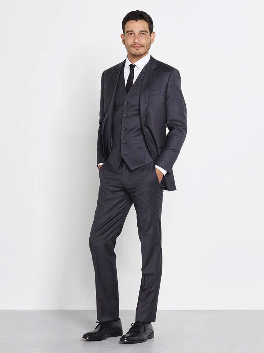 Suit xám than ba mảnh có gile, sắc xám đậm trang trọng cho tiệc tối và họp quan trọng