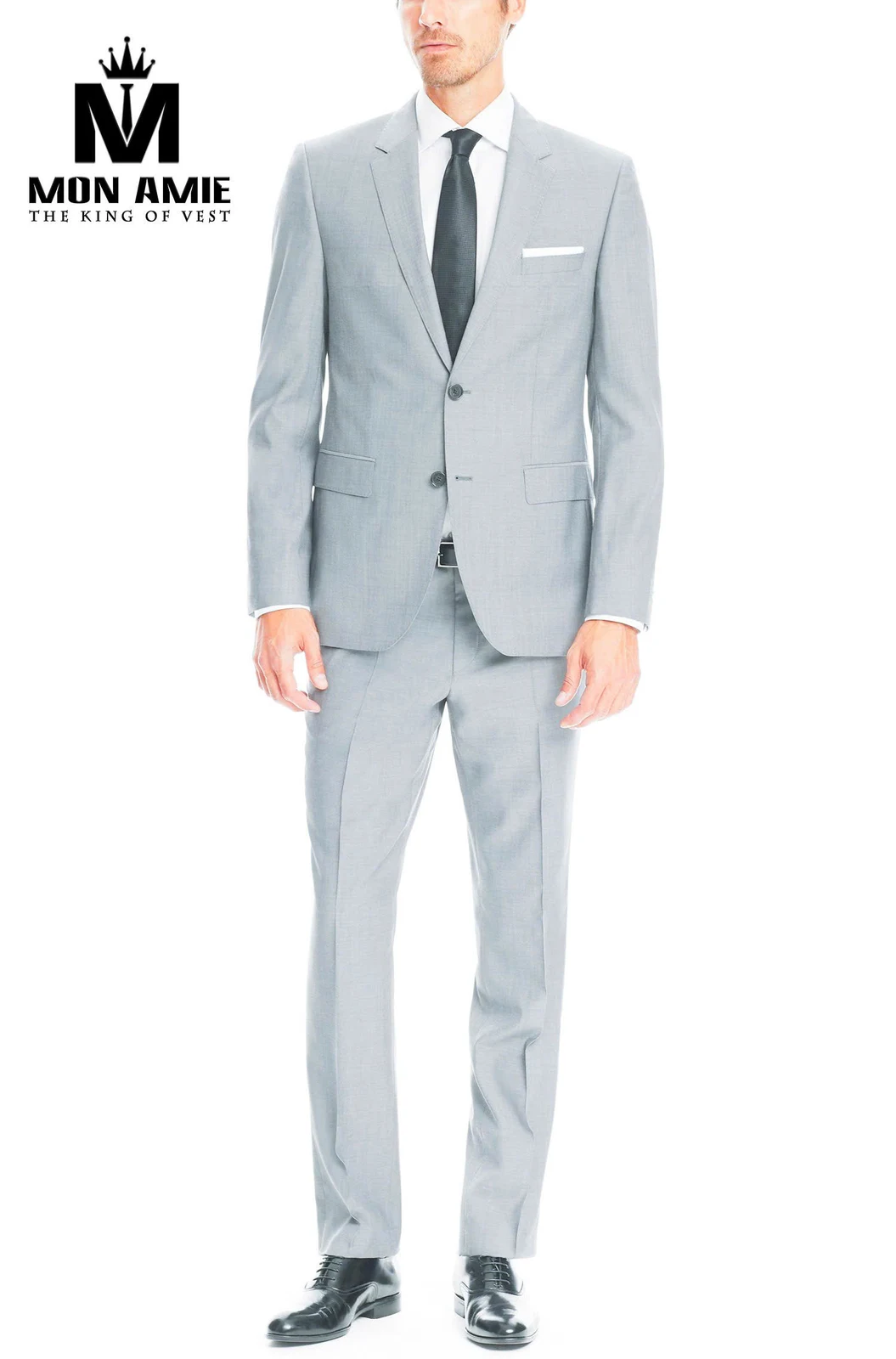Suit xám bạc phom ôm, gọn gàng ở vai và thân, minh họa đặc điểm form Hàn