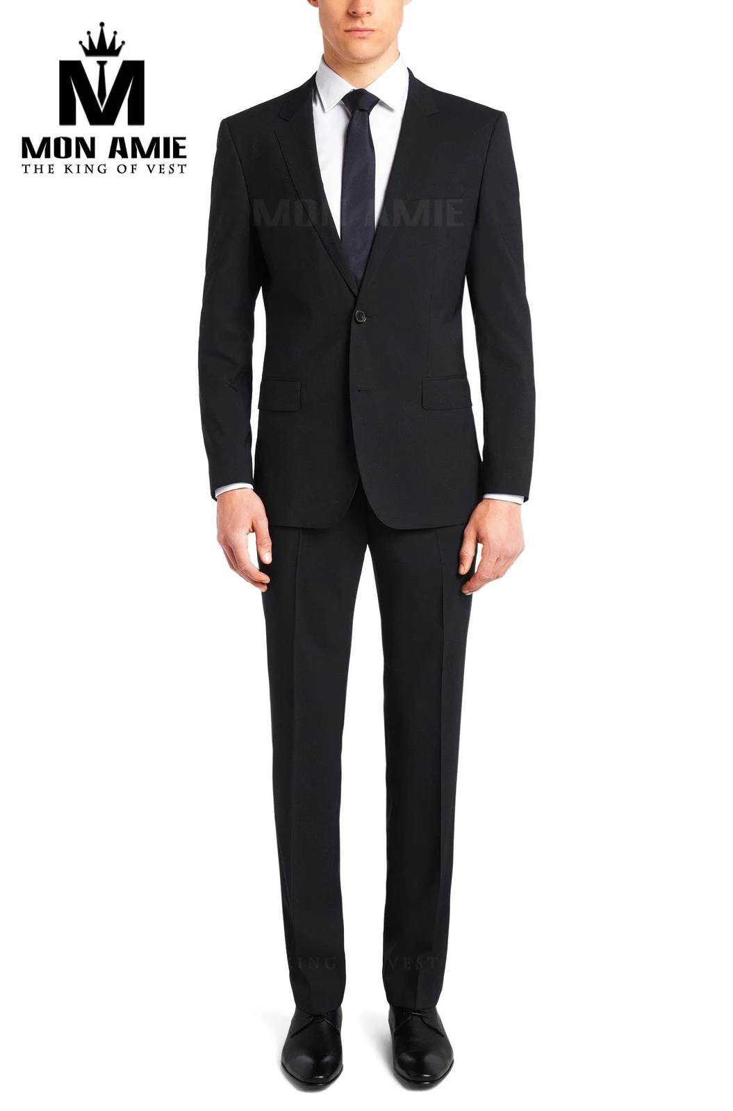 Suit đen tuyền một nút, kiểu một khuy giúp thân trên dài hơn khi chọn vest dành cho người béo