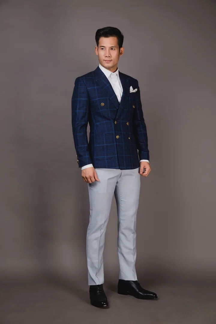 Blazer navy caro cài kép khuy vàng, kiểu blazer xanh navy nam trang trọng hơn với khuy kim loại