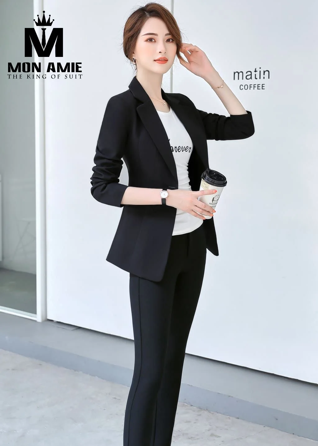 Blazer đen một nút ôm eo phối áo thun trắng cổ tròn và quần đen, ví dụ blazer phối áo thun gọn gàng