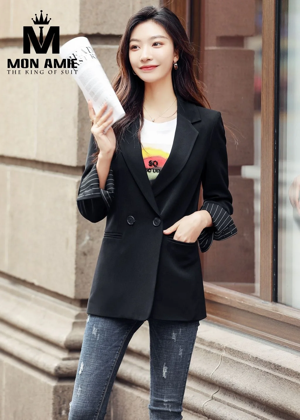 Blazer đen dáng suông phối tay áo xắn gọn, ví dụ áo vest nữ dài che bụng và hông