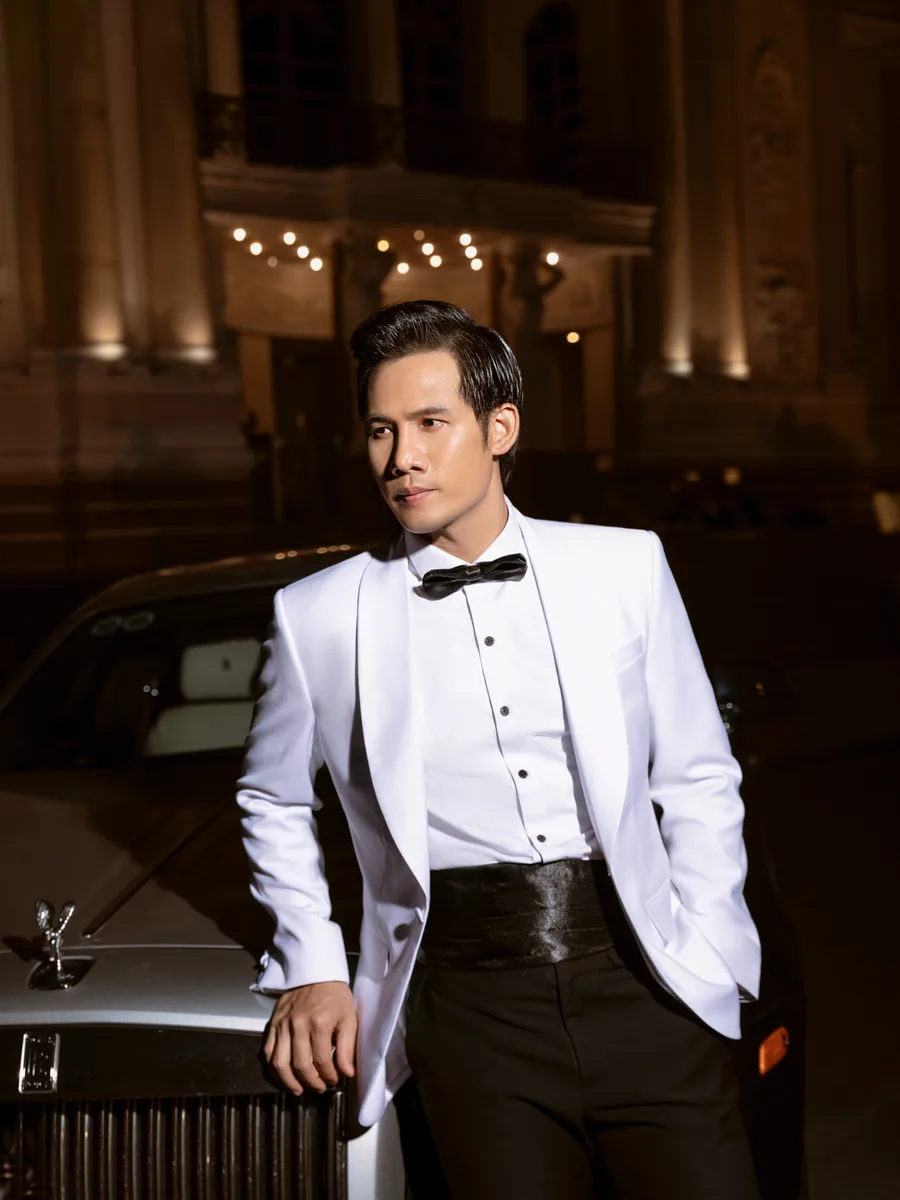 White Tuxedo with Wide Shawl Collar, Black Cummerbund and Glossy Bow Tie