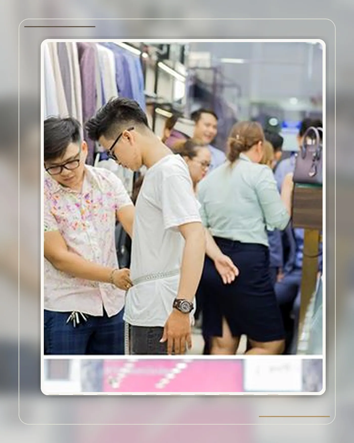 Nghệ nhân Mon Amie đo độ dốc vai từng bên cho khách trước khi cắt áo