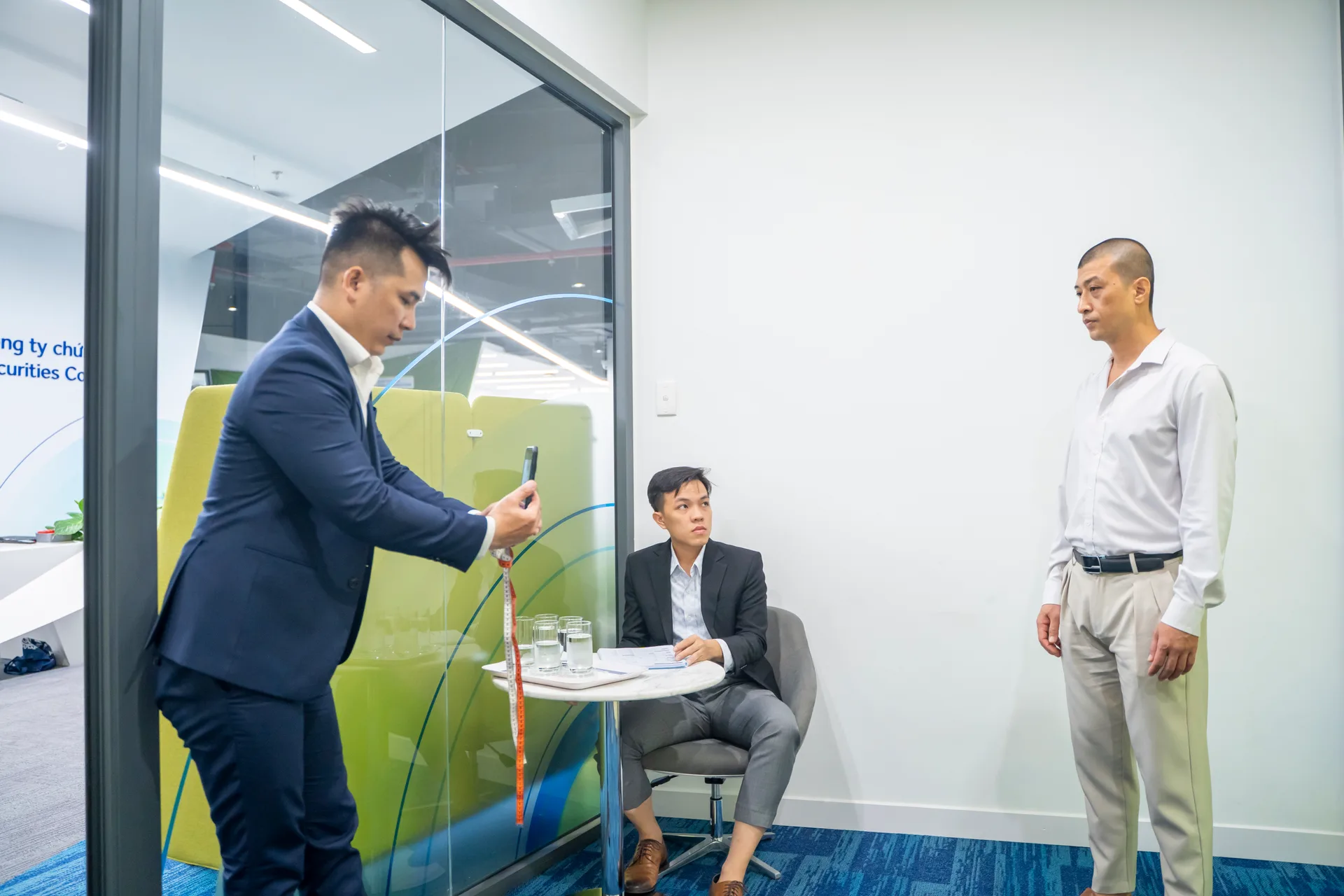 Chụp ảnh lưu dáng người trước buổi đo, nhân viên đứng đúng tư thế