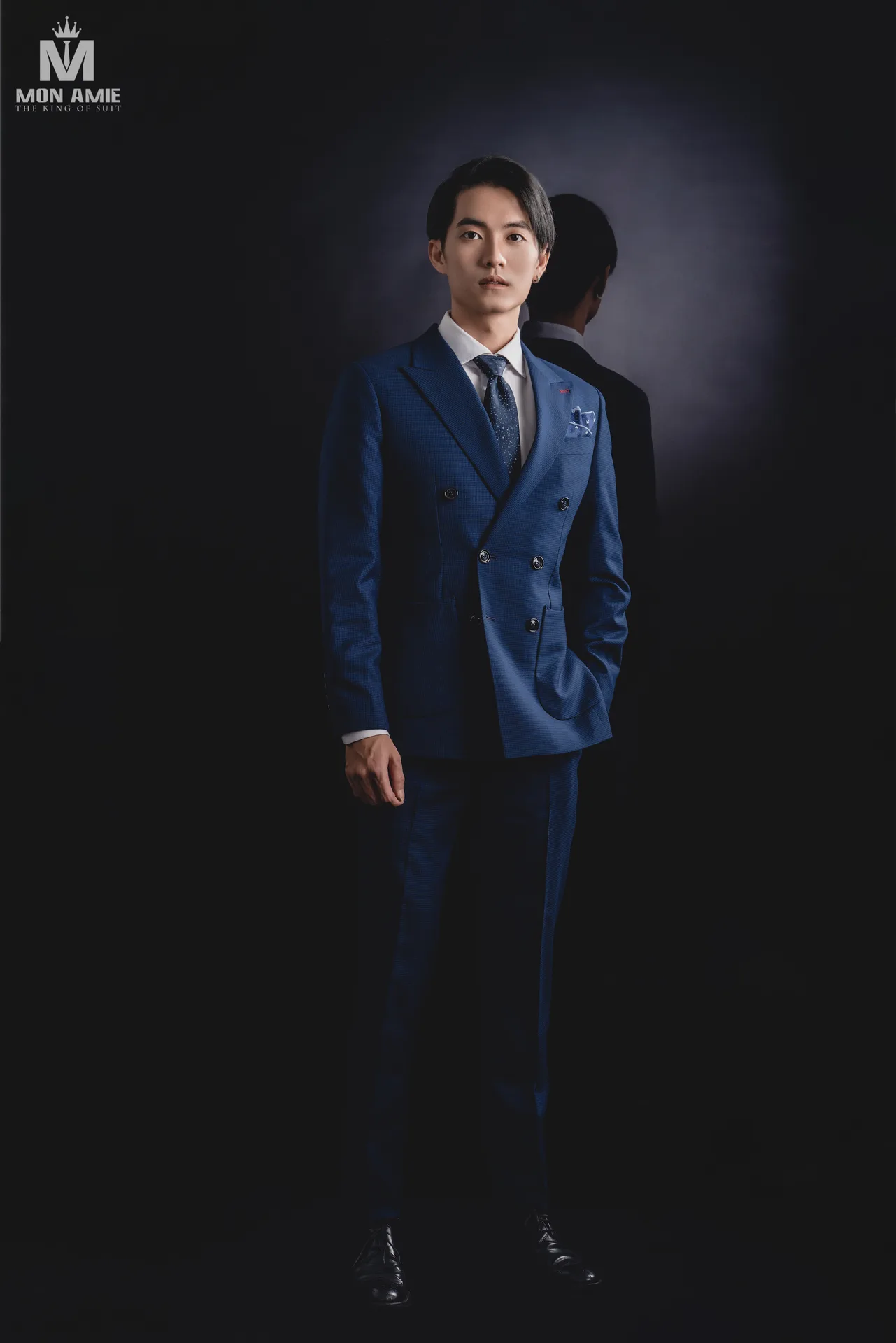 Suit kẻ ô xám phối gilet bên giá treo suit, cách treo vest thoáng để giữ phom