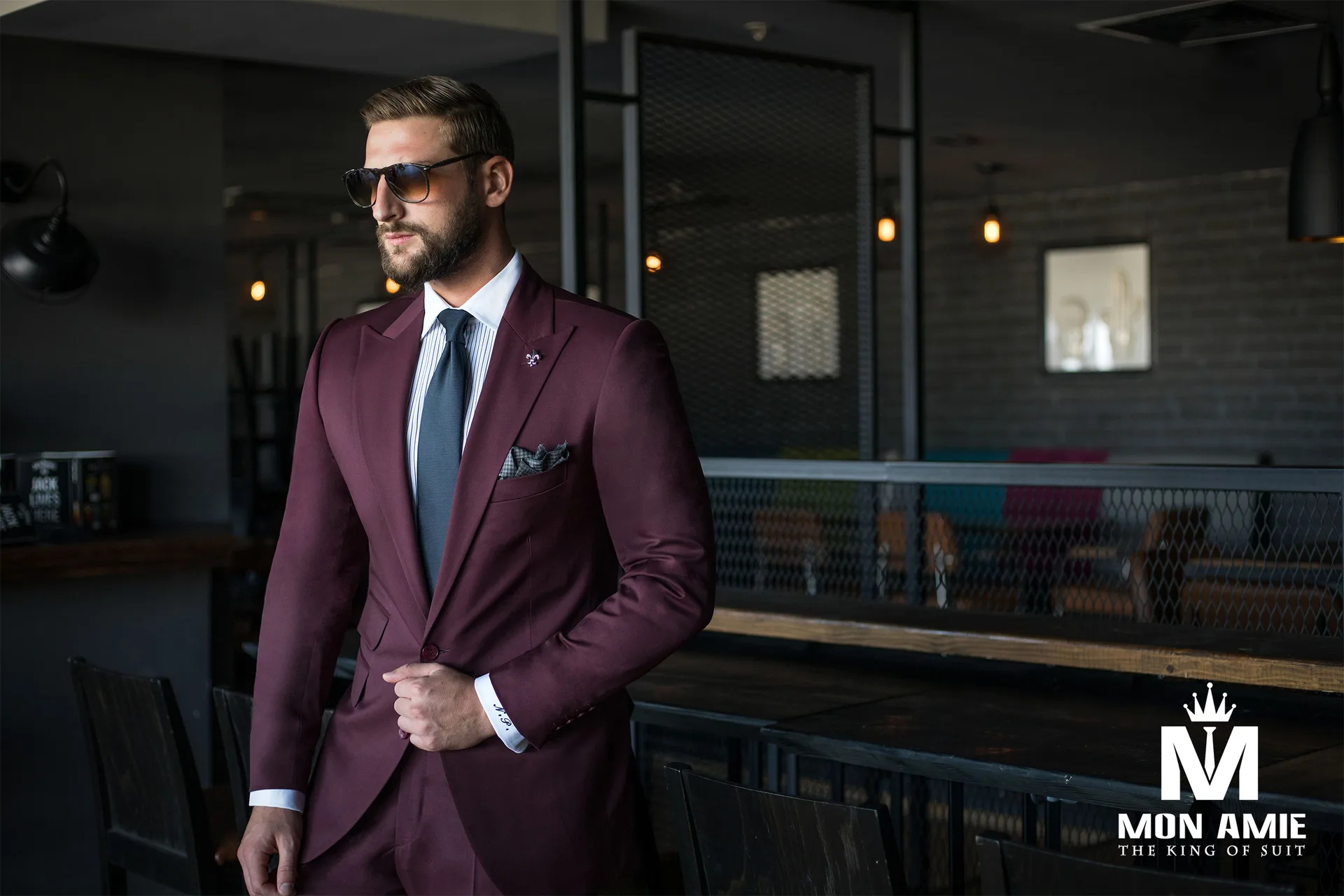 Wine-red suit, sunglasses and a blue tie, a deep burgundy when the right tone is chosen
