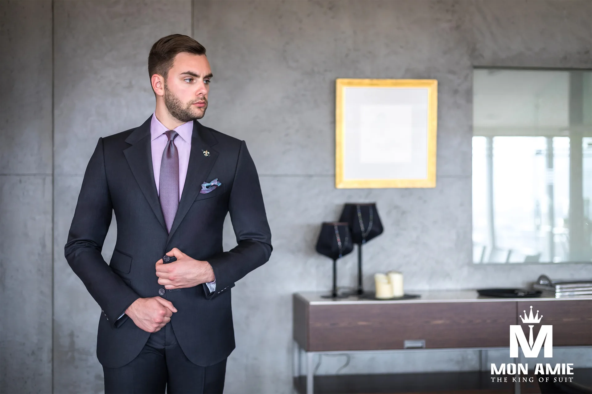 Suit xanh than tối giản, sơ mi tím nhạt, trang phục nam gợi ý cho ngành sáng tạo khi đi phỏng vấn