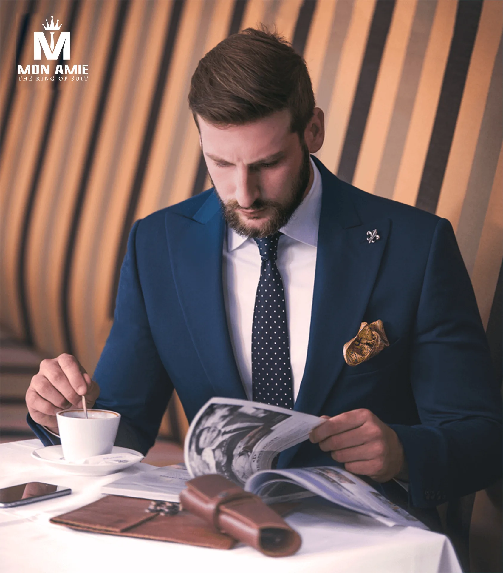 Suit xanh navy ve nhọn, cà vạt chấm bi và khăn cài túi vàng, nhận biết ve peak