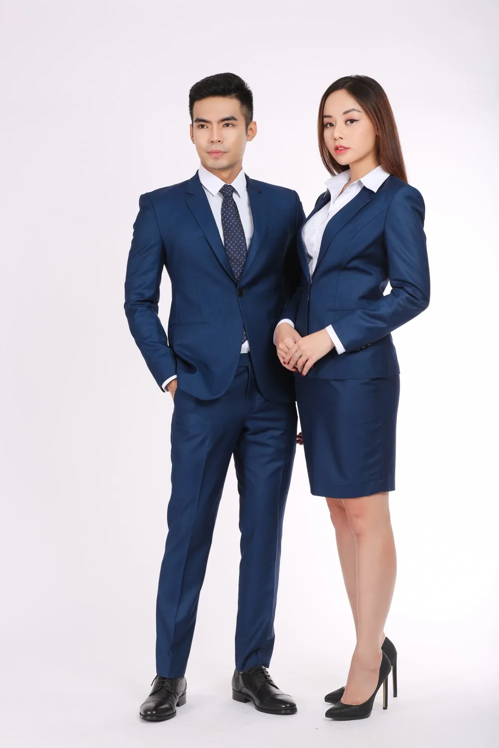 Cặp đôi suit xanh navy phom ôm vừa vặn, ví dụ áo vest dáng slim fit đúng chuẩn