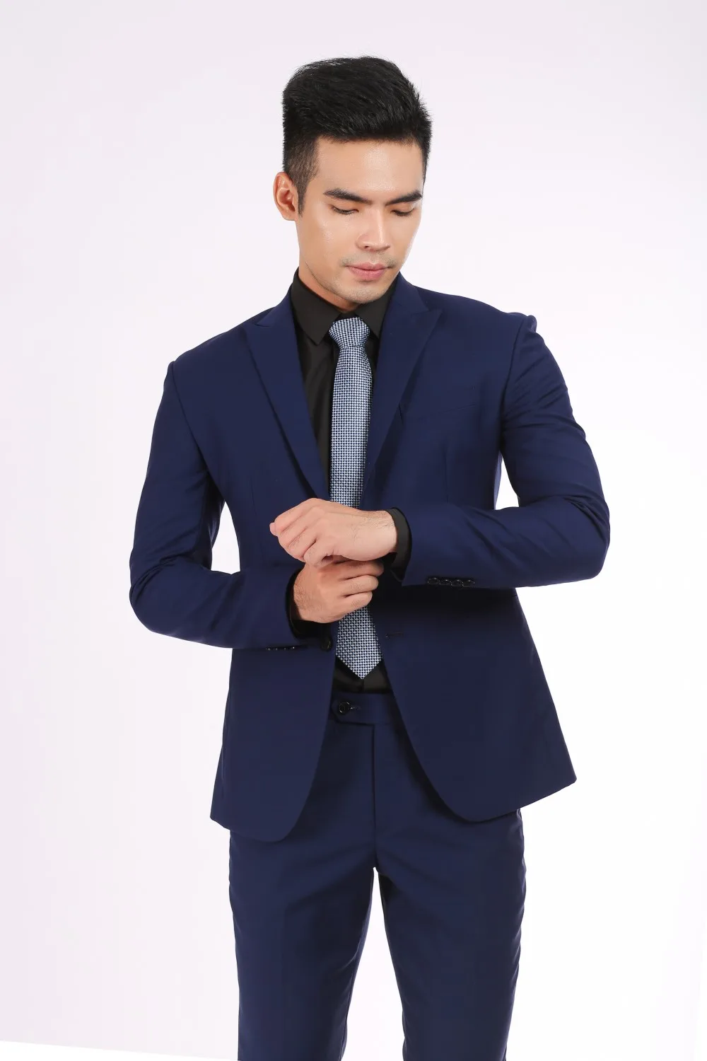 Chi tiết chỉnh măng sét vest xanh navy, sơ mi đen và cà vạt xám xanh