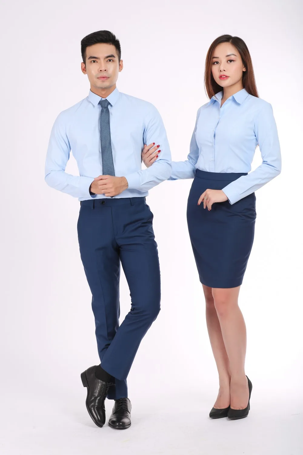 Sơ mi xanh nhạt phối quần tây và chân váy xanh, phong cách công sở nữ