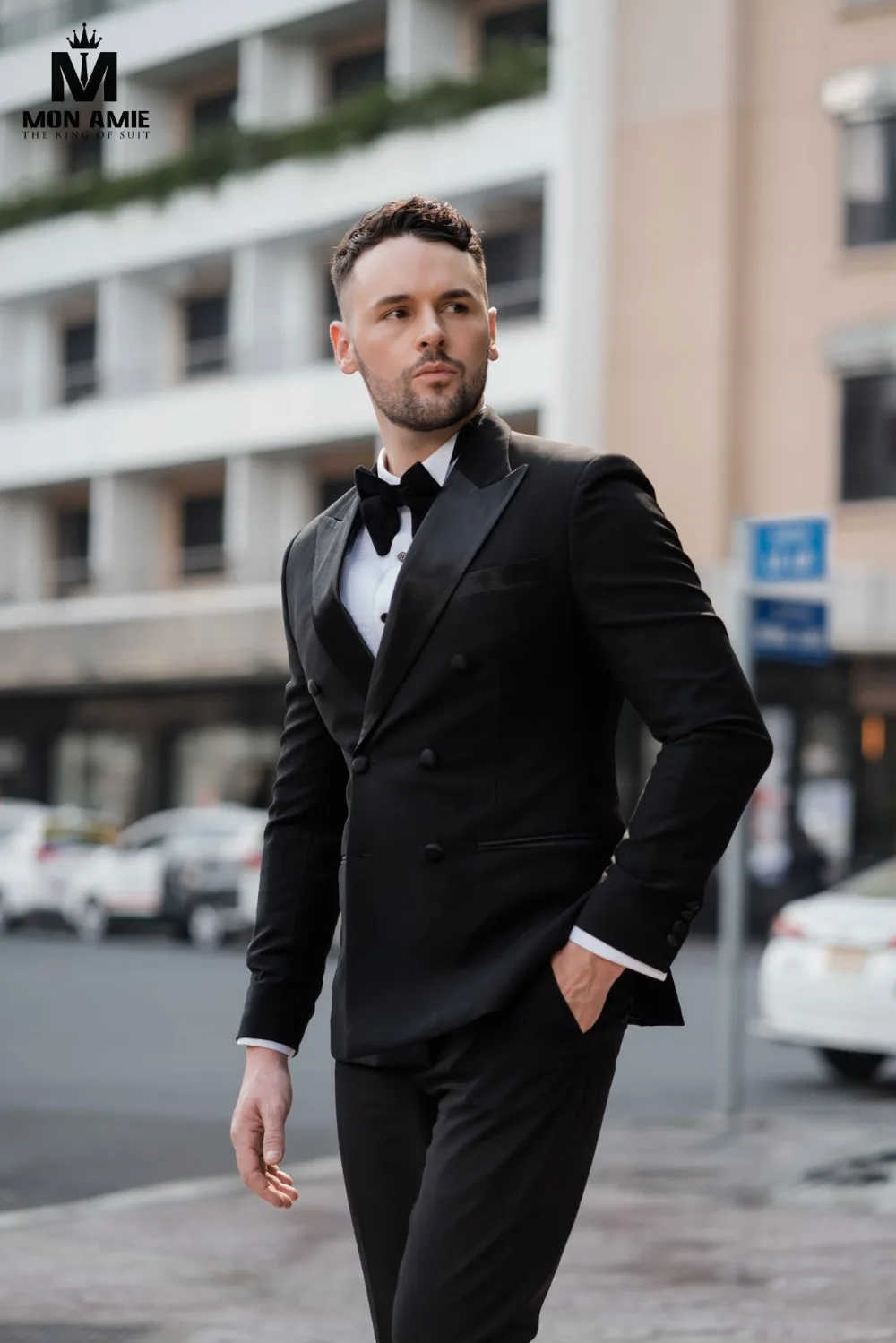 Tuxedo đen hai hàng khuy, ve satin nhọn giữa phố Sài Gòn, minh họa chi tiết quyết định giá tuxedo may đo