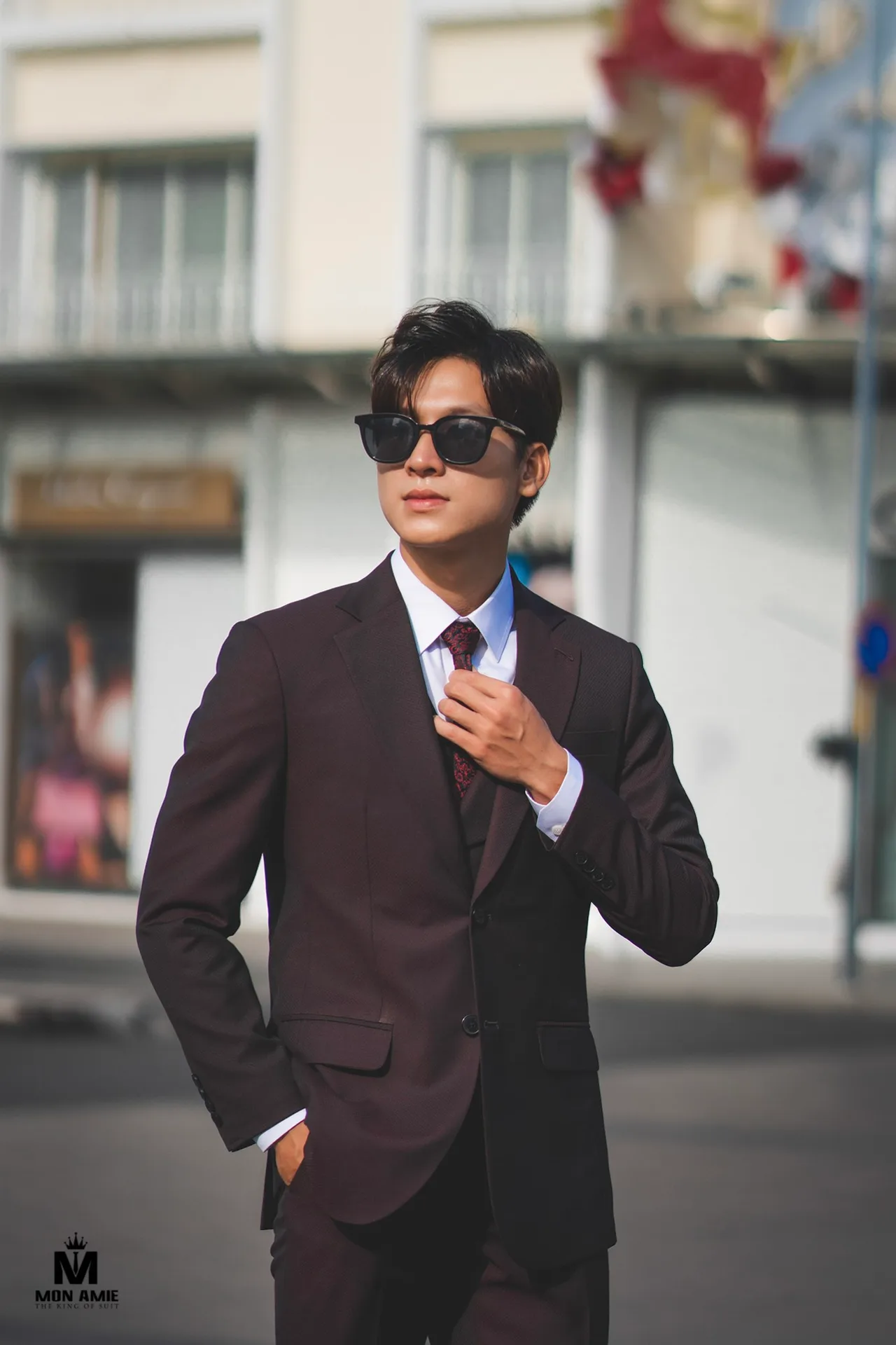 Suit navy ba mảnh cạnh giá treo cà vạt và hộp cài tay áo, hình ảnh gợi ý quà tặng suit may đo ngày 13/10