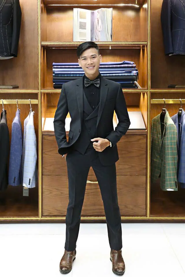 Chàng trai vest đen ba mảnh, nơ hoa văn, giày nâu, ví dụ vest đen giày nâu cho dịp bán trang trọng