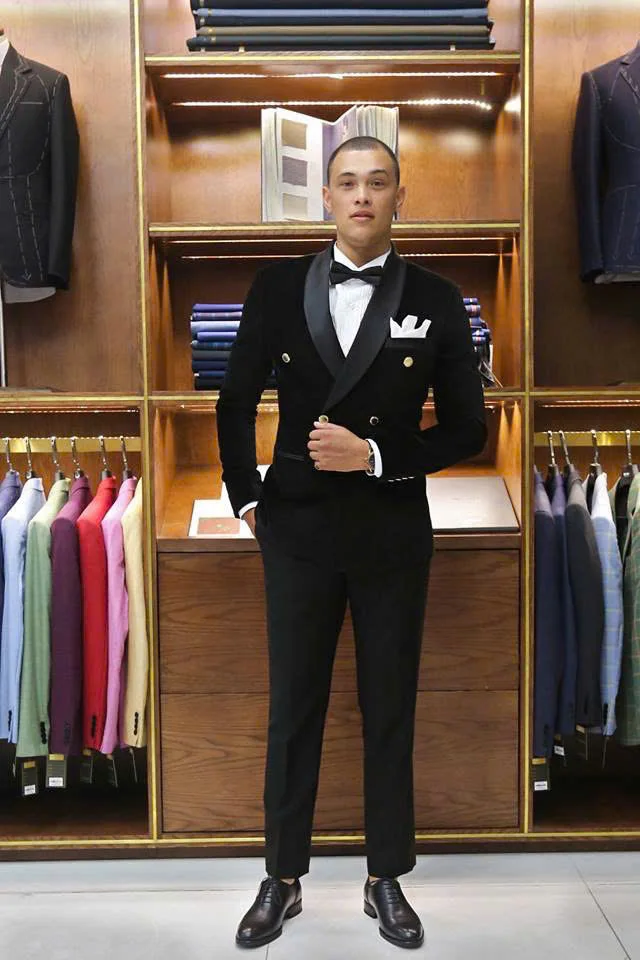 Nam tuxedo nhung đen hai hàng nút, nơ đen, khăn túi