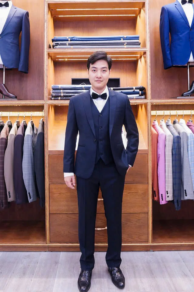 Chàng trai vest navy ba mảnh, nơ đen sang trọng