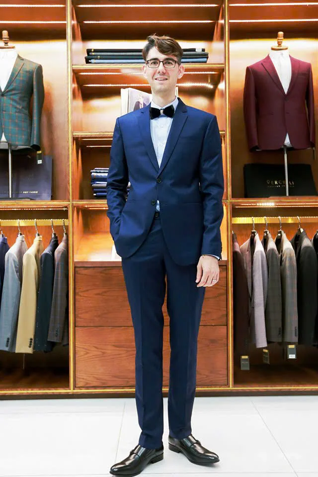 Chàng trai đeo kính, vest navy, nơ đen thanh lịch