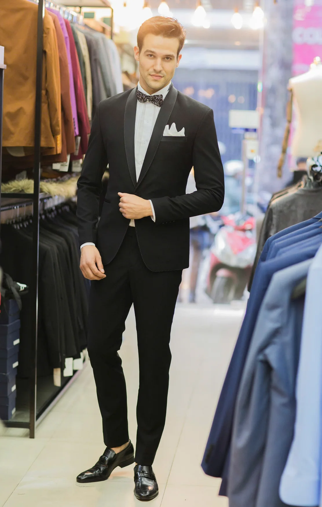 Chàng trai Âu vest tuxedo đen nơ hoa, khăn túi trắng