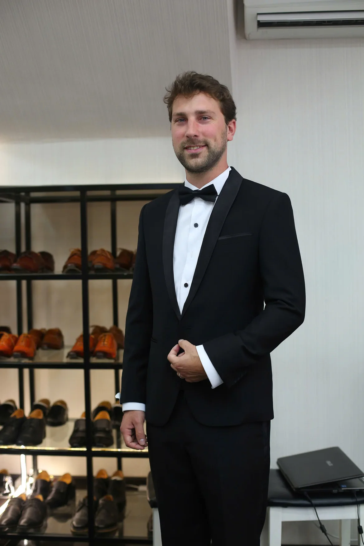 Chàng trai Âu tuxedo đen nơ đen, sơ mi trắng dự tiệc