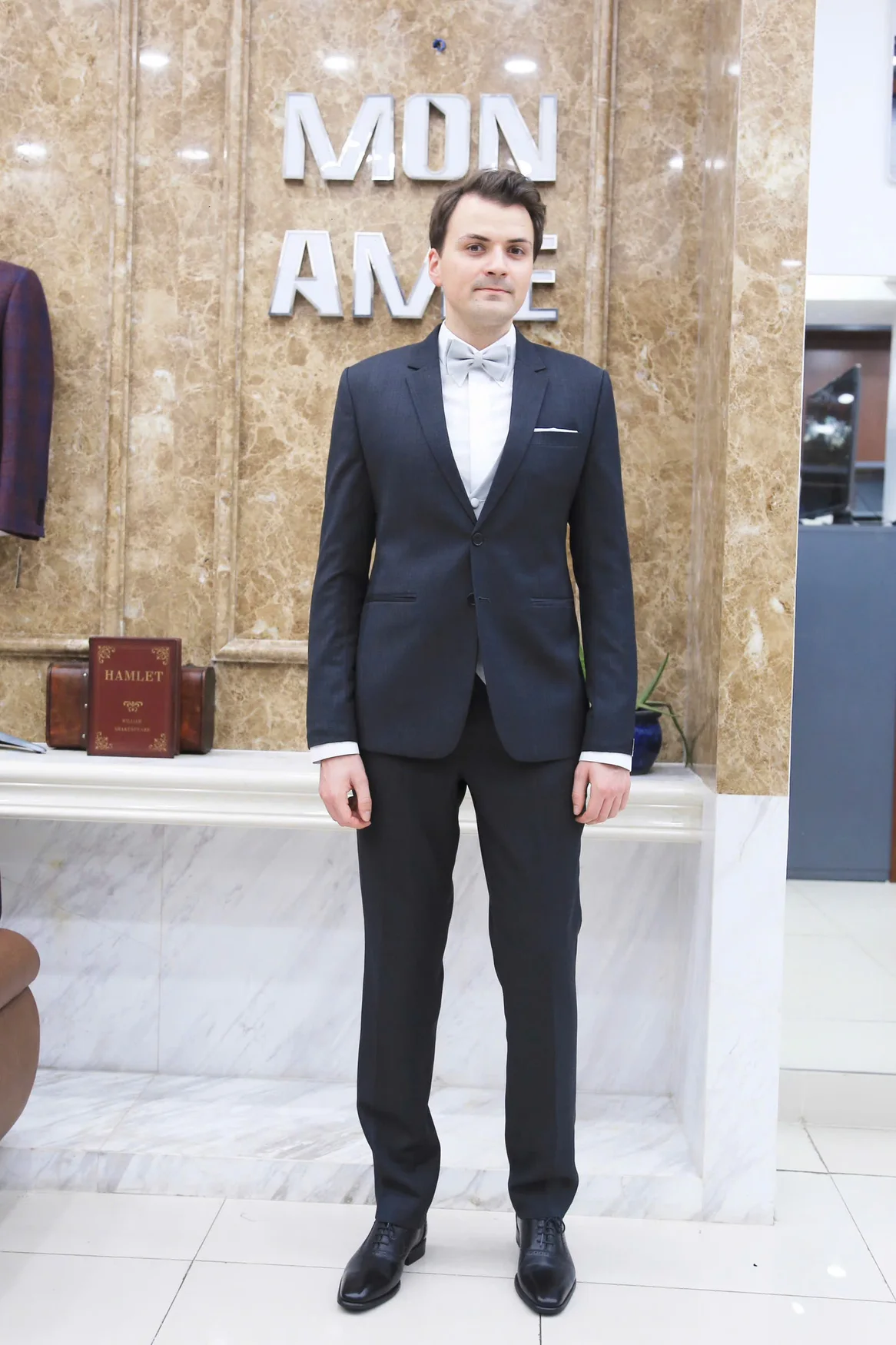 Quý ông vest xám than, nơ bạc, sơ mi trắng, gợi ý vest chú rể màu gì đẹp cho tiệc tối