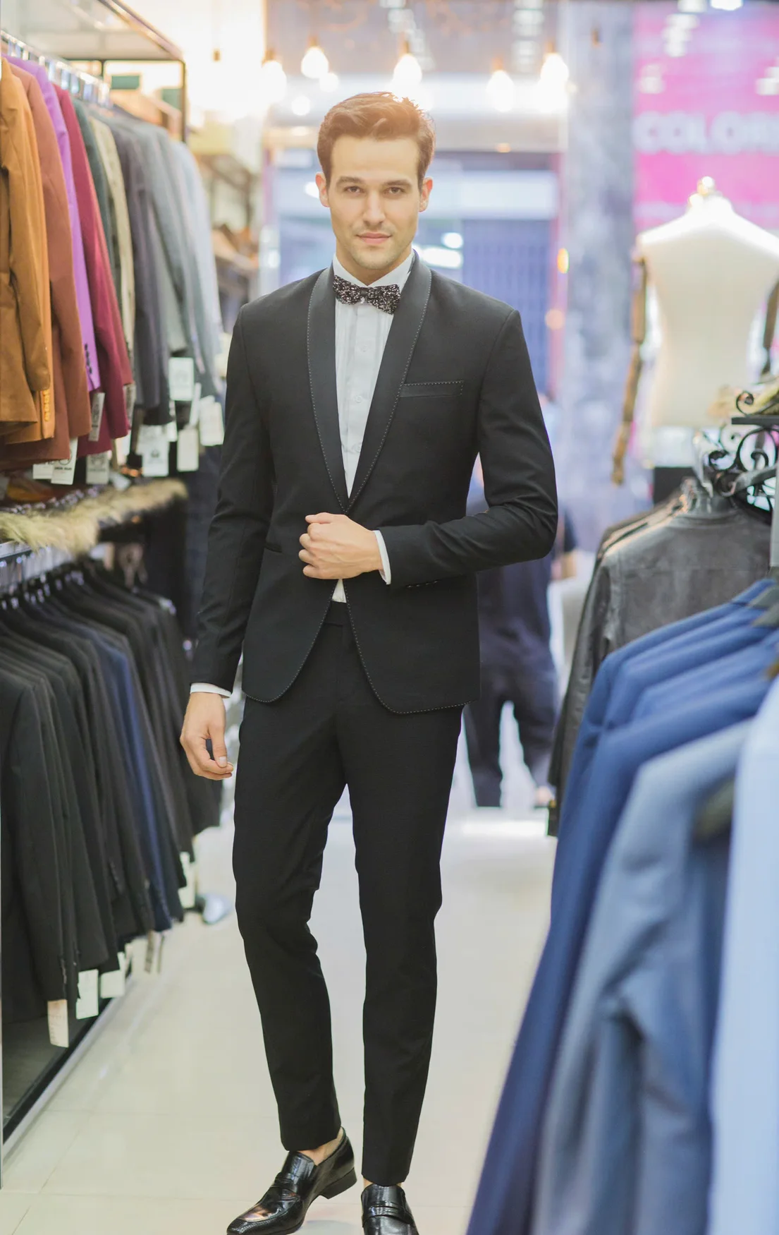Chàng trai Âu tuxedo đen ve xẻ, nơ hoa văn, ví dụ chú rể mặc đen có chi tiết riêng
