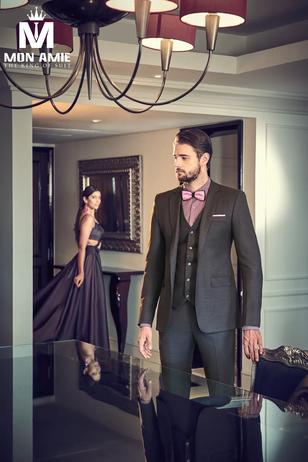 Suit ba mảnh xám khói, sơ mi tím nhạt, nơ hồng, ví dụ vest xám sơ mi màu tím nhạt cho dịp đặc biệt