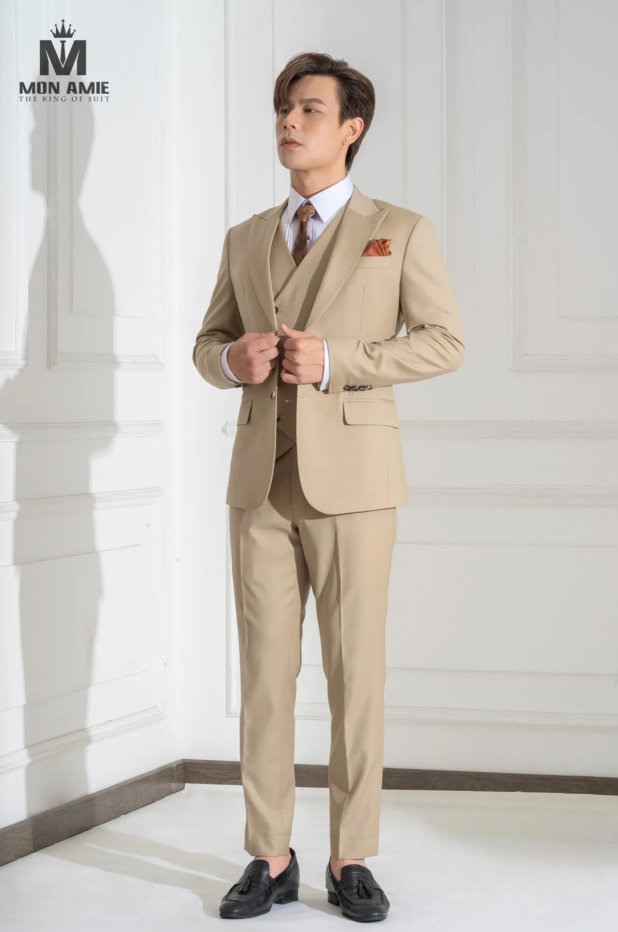 Suit ba mảnh be, khăn túi cam đất, tay chỉnh áo, ví dụ vest cưới suit thường cho tiệc ban ngày