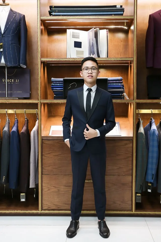 Tuxedo xanh navy cổ satin, cà vạt đen thanh lịch, ví dụ vest chú rể tuxedo cho ngày trọng đại