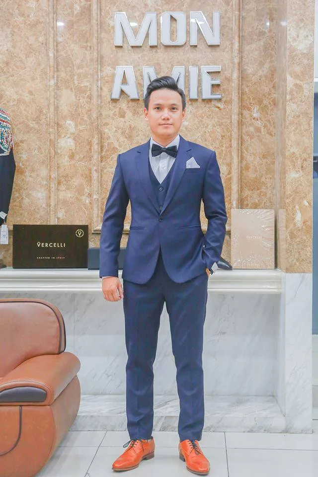 Suit ba mảnh xanh navy nơ đen, khăn cài túi trắng và giày da bò, công thức vest chú rể xanh navy cho tiệc tối