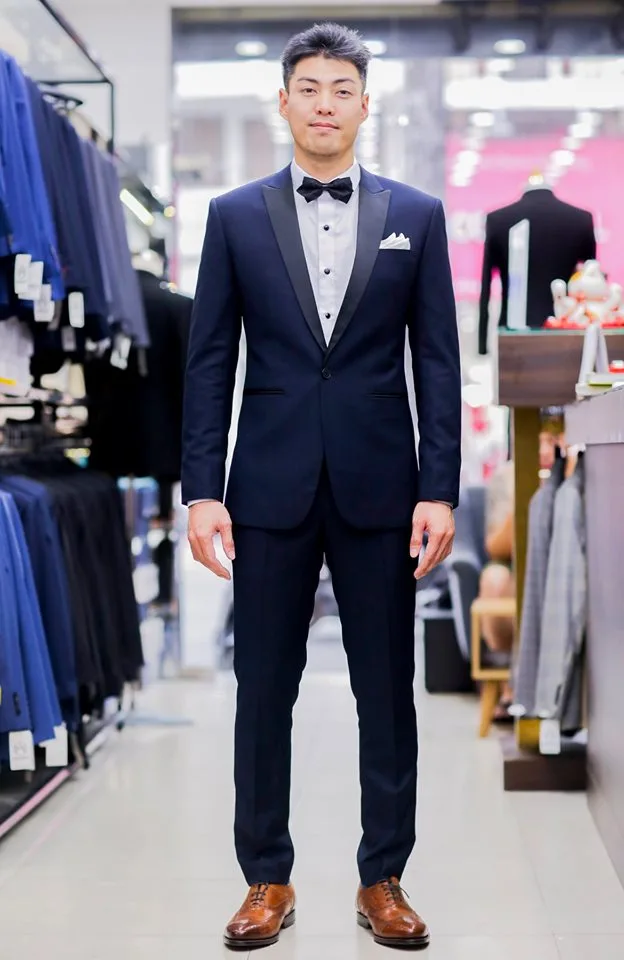 Tuxedo xanh navy ve satin, nơ đen, khăn cài túi trắng, vest cưới nam cho chú rể