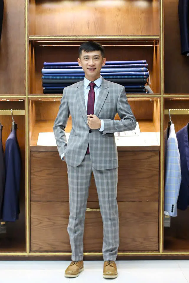 Nam vest caro xám, cà vạt đỏ mận, giày da bò, minh họa vest xám cà vạt đỏ