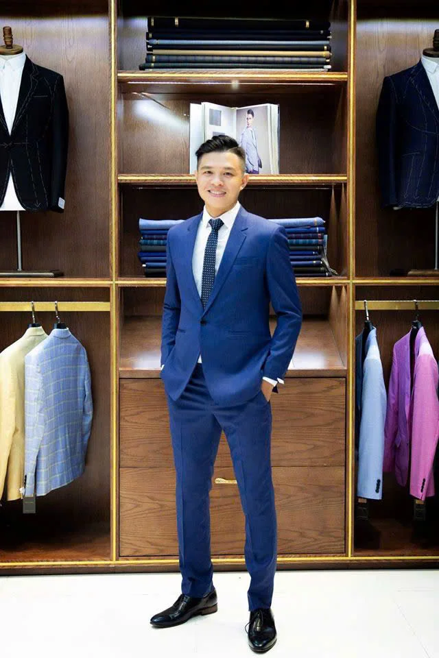 Chàng trai mặc vest xanh navy, cà vạt chấm bi, giày đen bóng, trang phục khách mời đám cưới