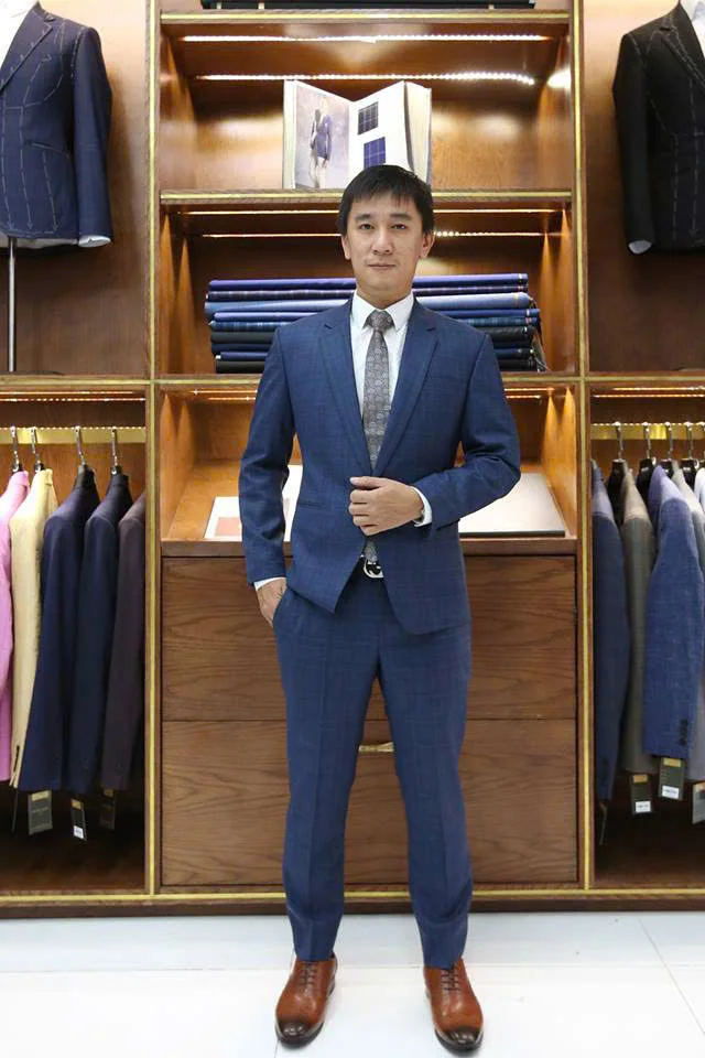 Quý ông trung niên mặc vest caro navy, cà vạt xám và giày nâu, form vai tự nhiên