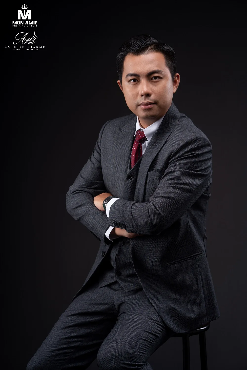 Suit xám ba mảnh phối cà vạt đỏ đô, ví dụ phối màu vest và cà vạt tạo điểm nhấn duy nhất