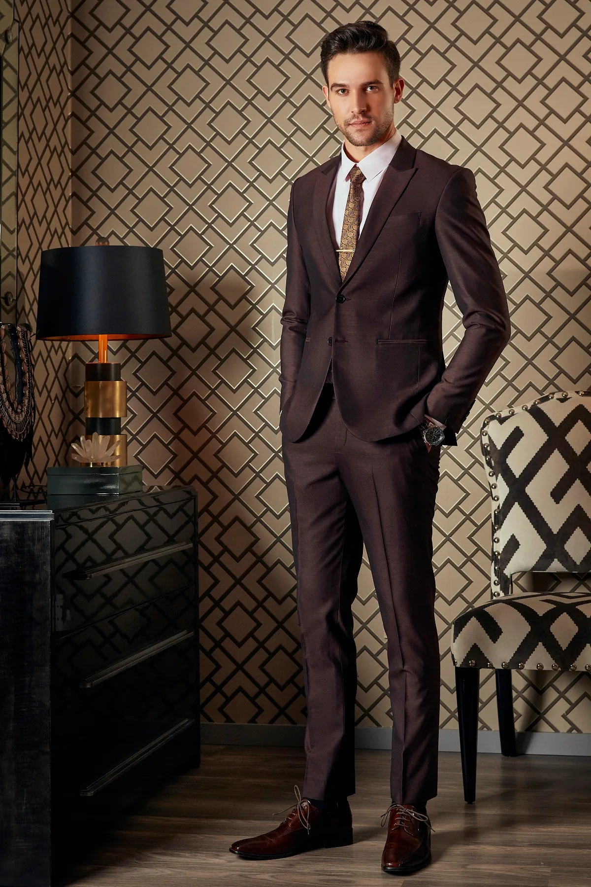 Suit nâu mocha ánh nhẹ phối cà vạt cài ghim vàng, minh họa phối cà vạt với vest gam đất