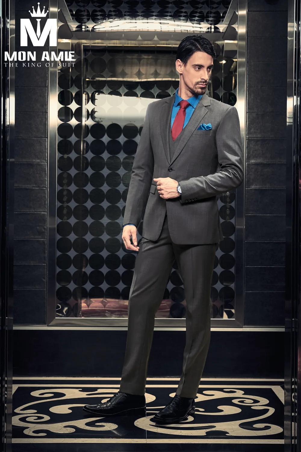 Suit xám ba mảnh phối sơ mi xanh dương và cà vạt đỏ đô, ví dụ vest xám sơ mi xanh