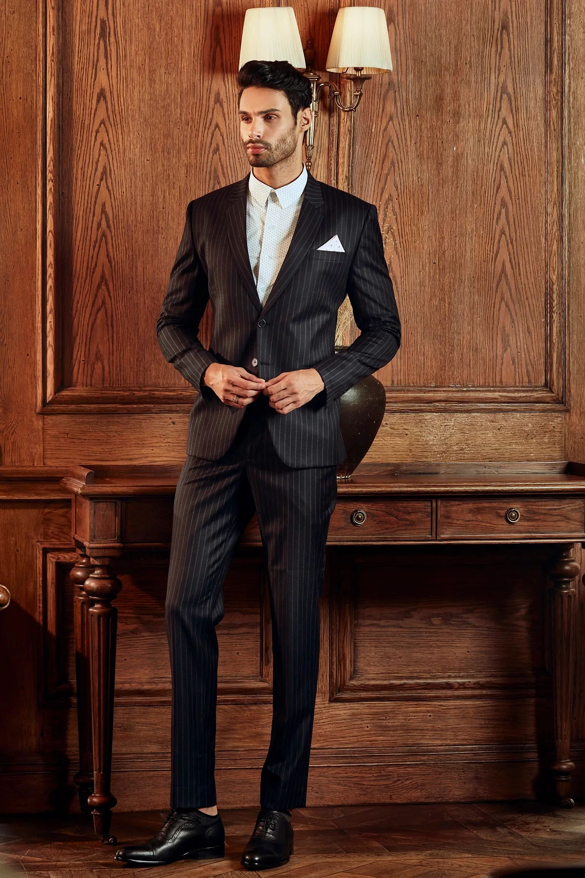 Suit sọc kim đen than, sơ mi chấm bi và khăn túi trắng, ví dụ kẻ sọc dọc mảnh cho dáng đầy đặn
