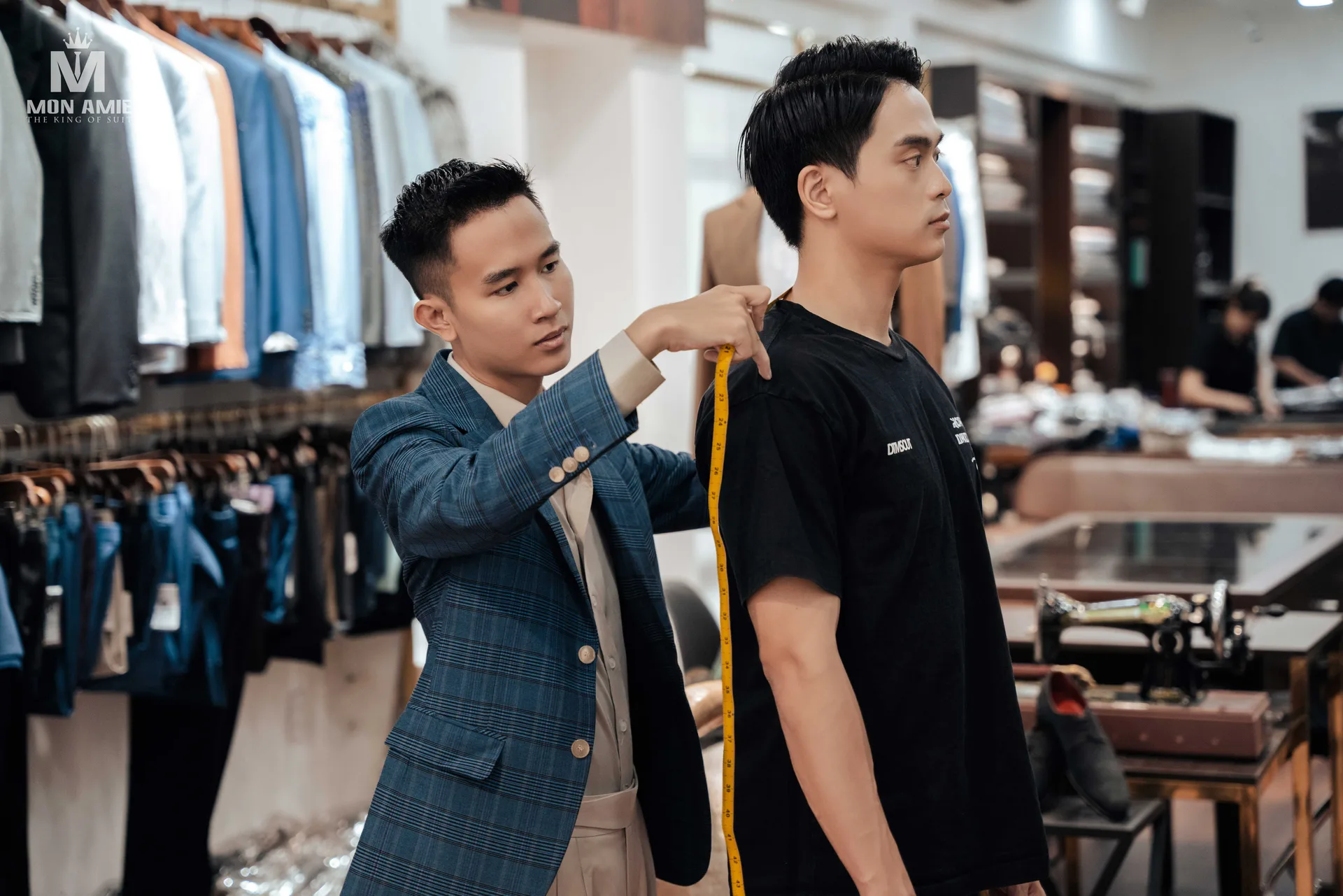 Thợ may lấy số đo vai bằng thước dây, bước đầu của may đo vest nam