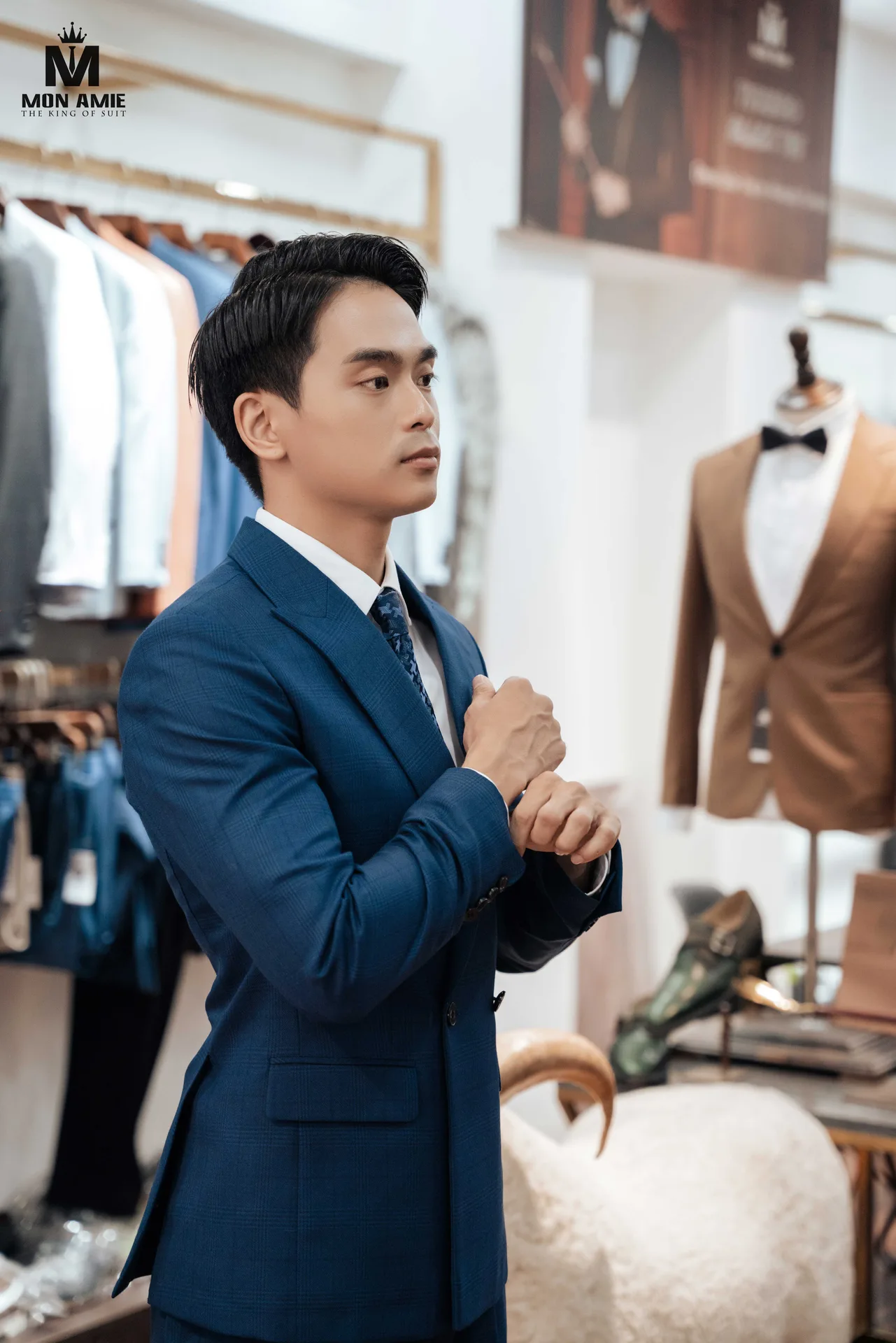 Chân dung trong showroom, vest xanh kẻ ô chìm và nút tay áo chỉn chu