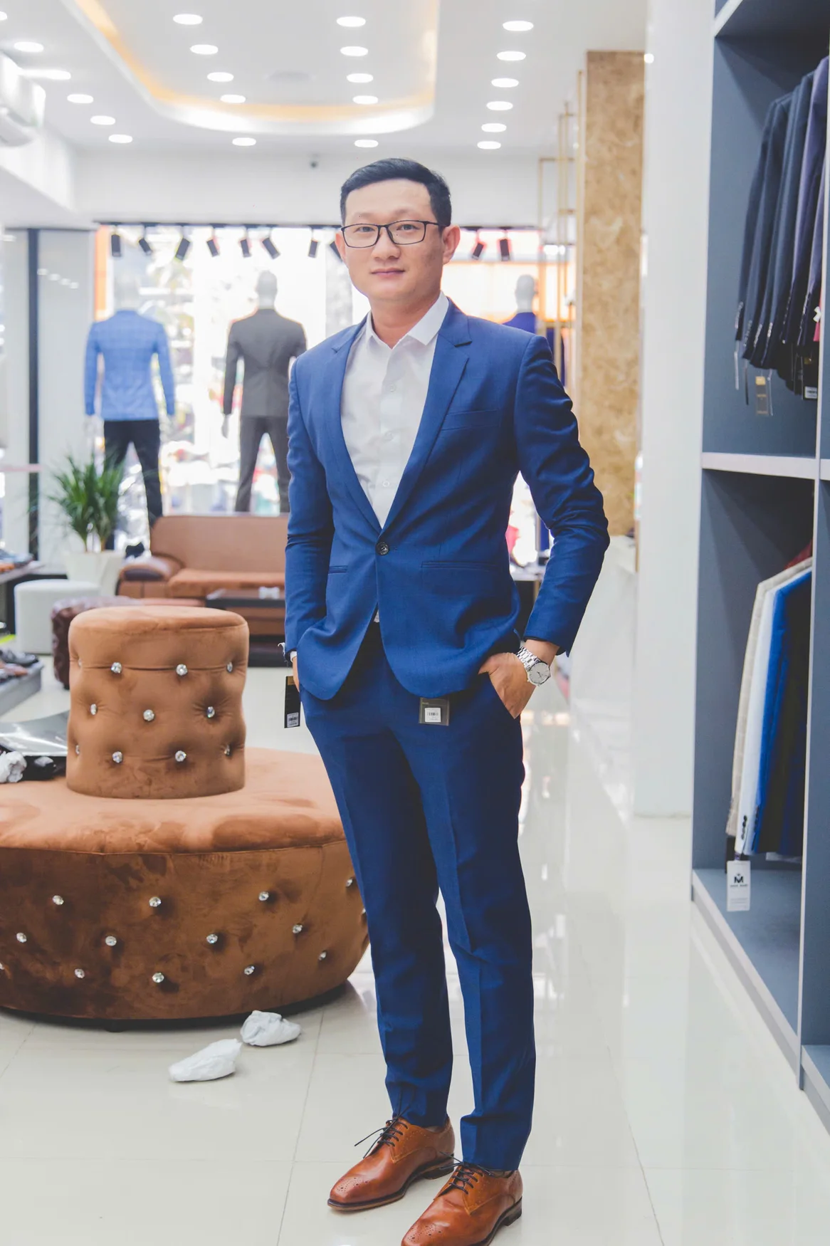 Quý ông vest xanh cobalt, sơ mi trắng, giày nâu, phong cách lịch sự gọn gàng