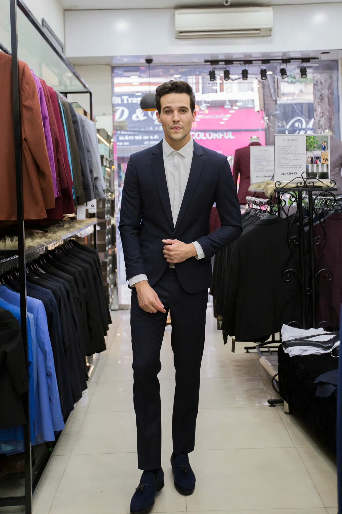 Người mẫu Tây vest navy, sơ mi trắng, giày lười xanh